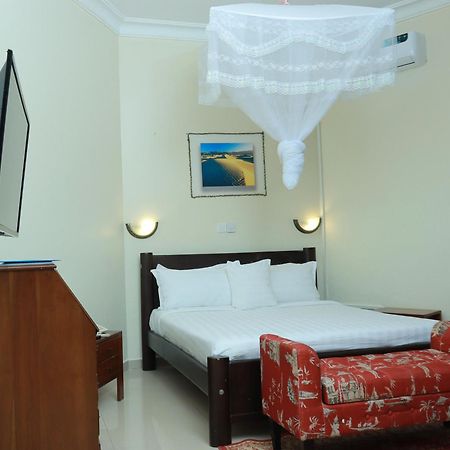 Mowicribs Hotel And Spa Entebbe Extérieur photo