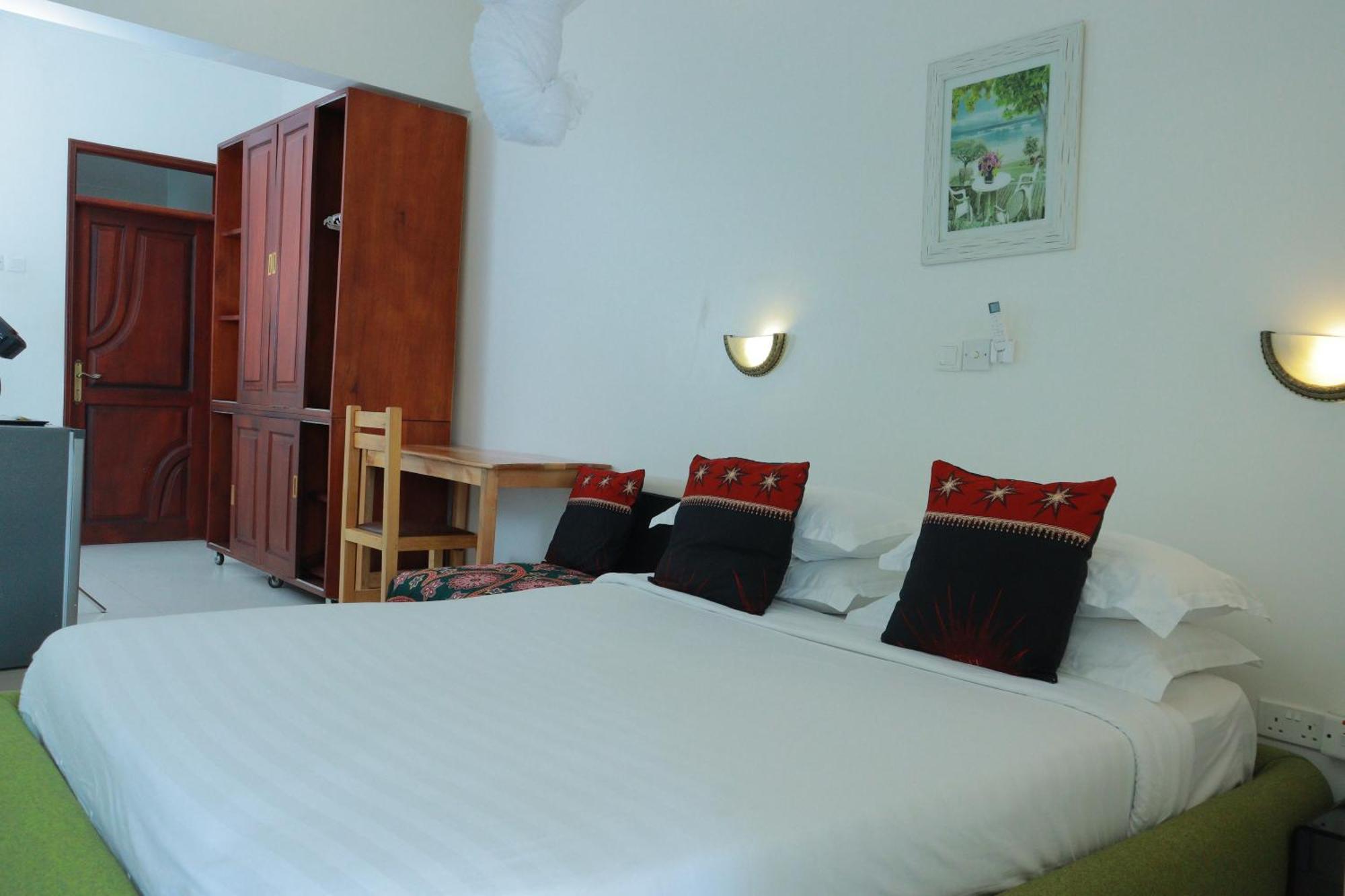 Mowicribs Hotel And Spa Entebbe Extérieur photo