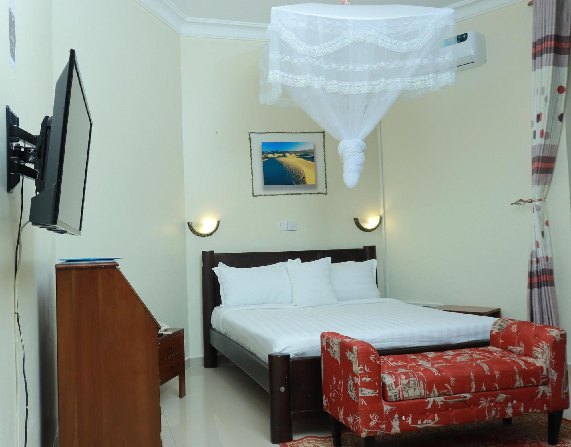 Mowicribs Hotel And Spa Entebbe Extérieur photo
