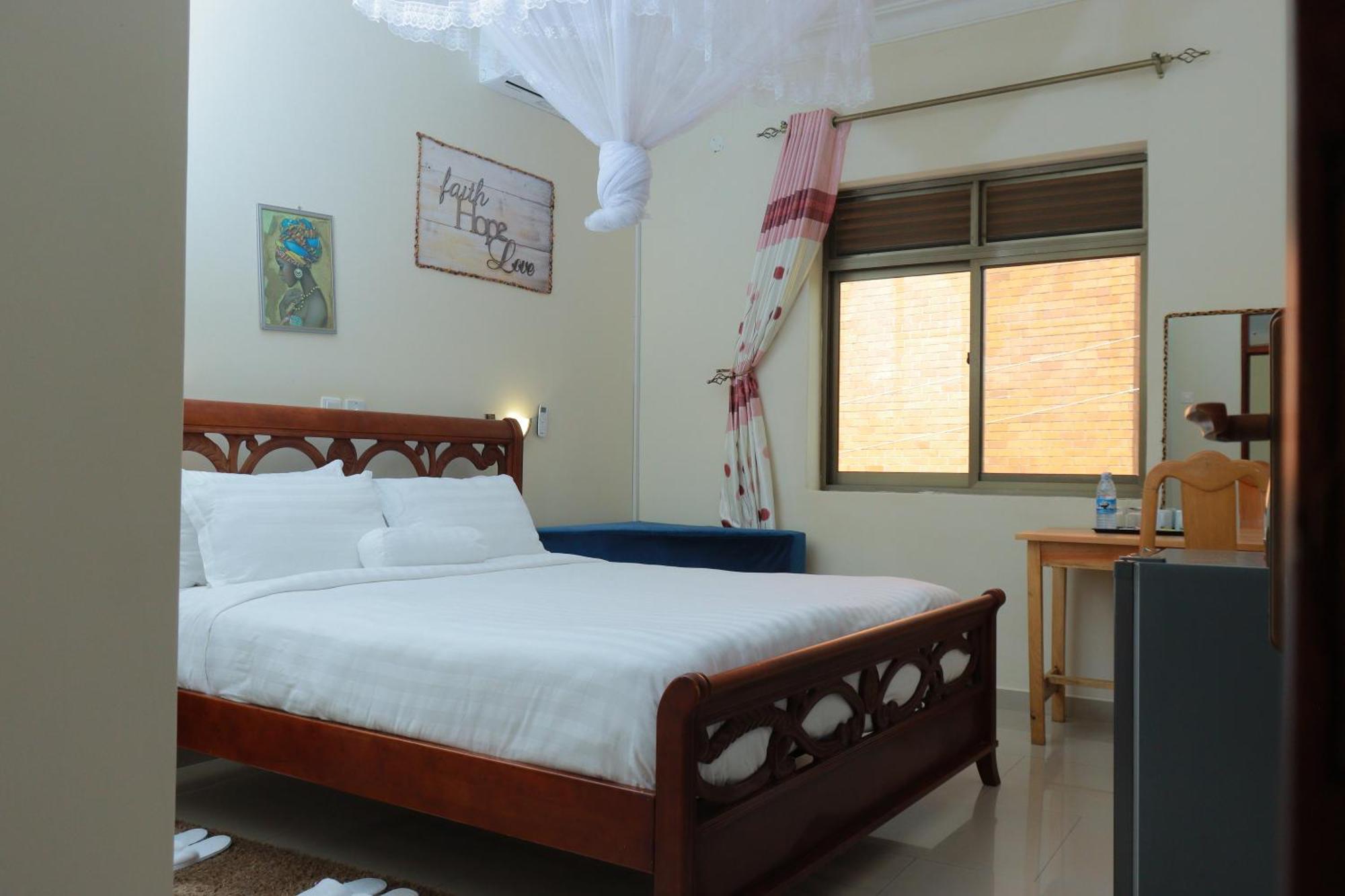 Mowicribs Hotel And Spa Entebbe Extérieur photo