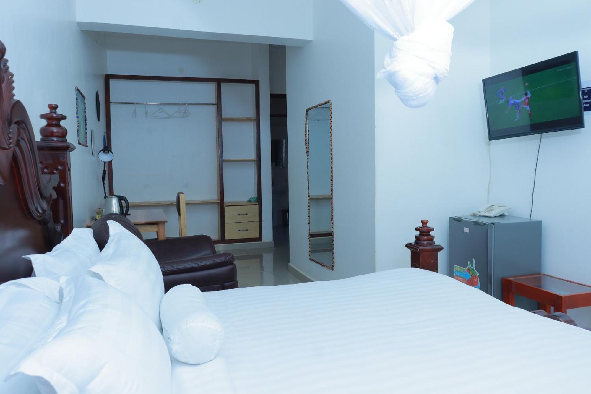 Mowicribs Hotel And Spa Entebbe Extérieur photo