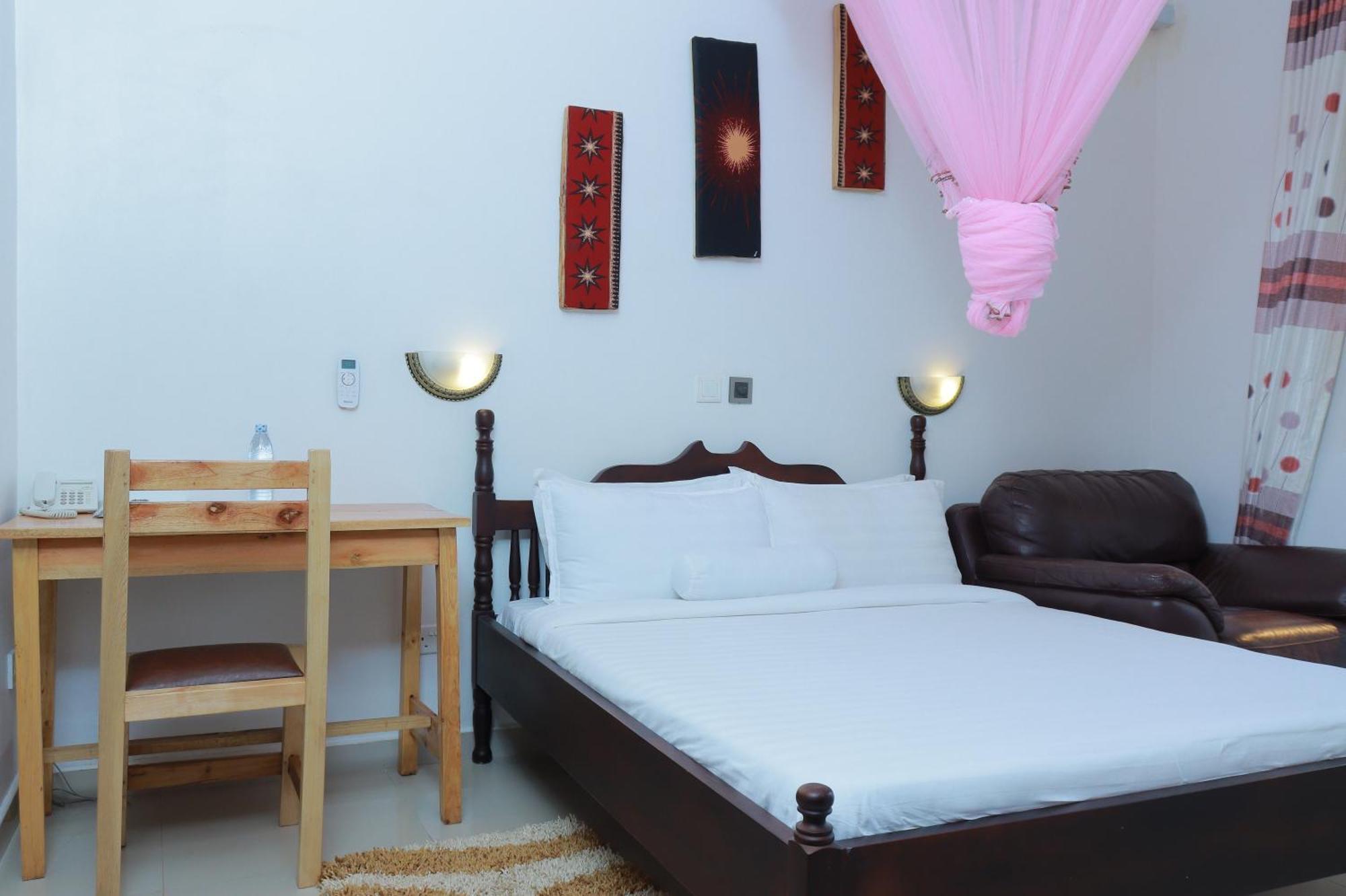 Mowicribs Hotel And Spa Entebbe Extérieur photo