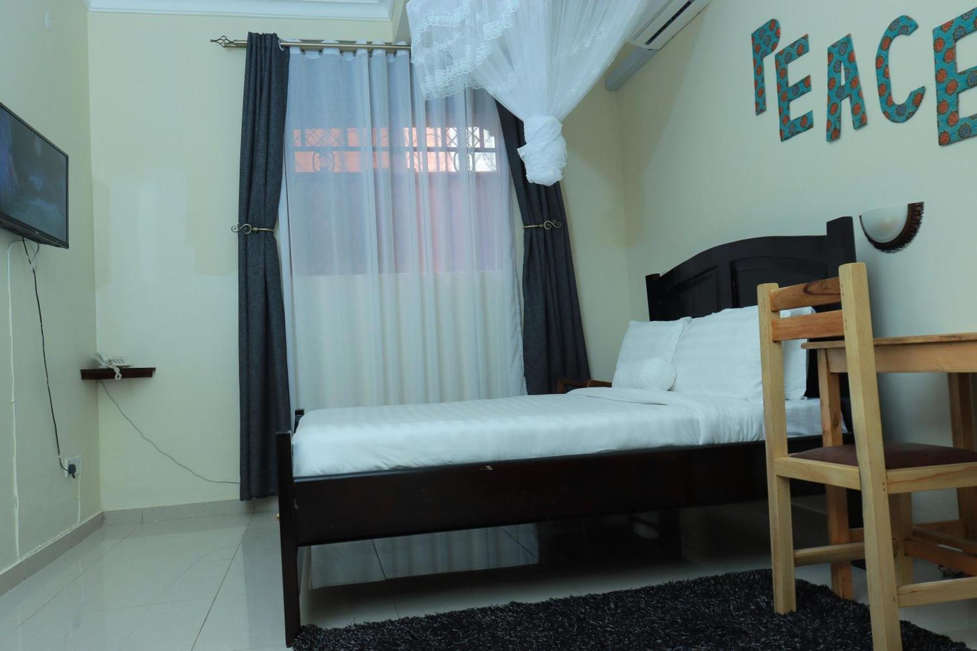 Mowicribs Hotel And Spa Entebbe Extérieur photo