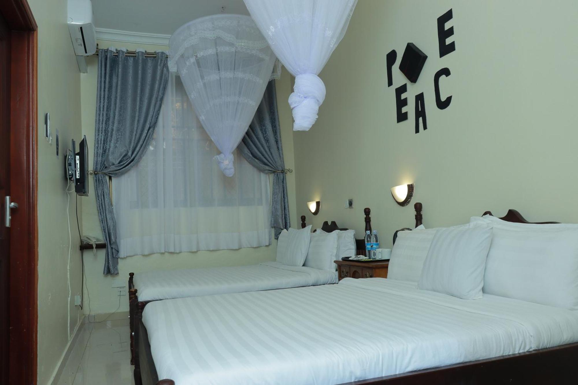 Mowicribs Hotel And Spa Entebbe Extérieur photo