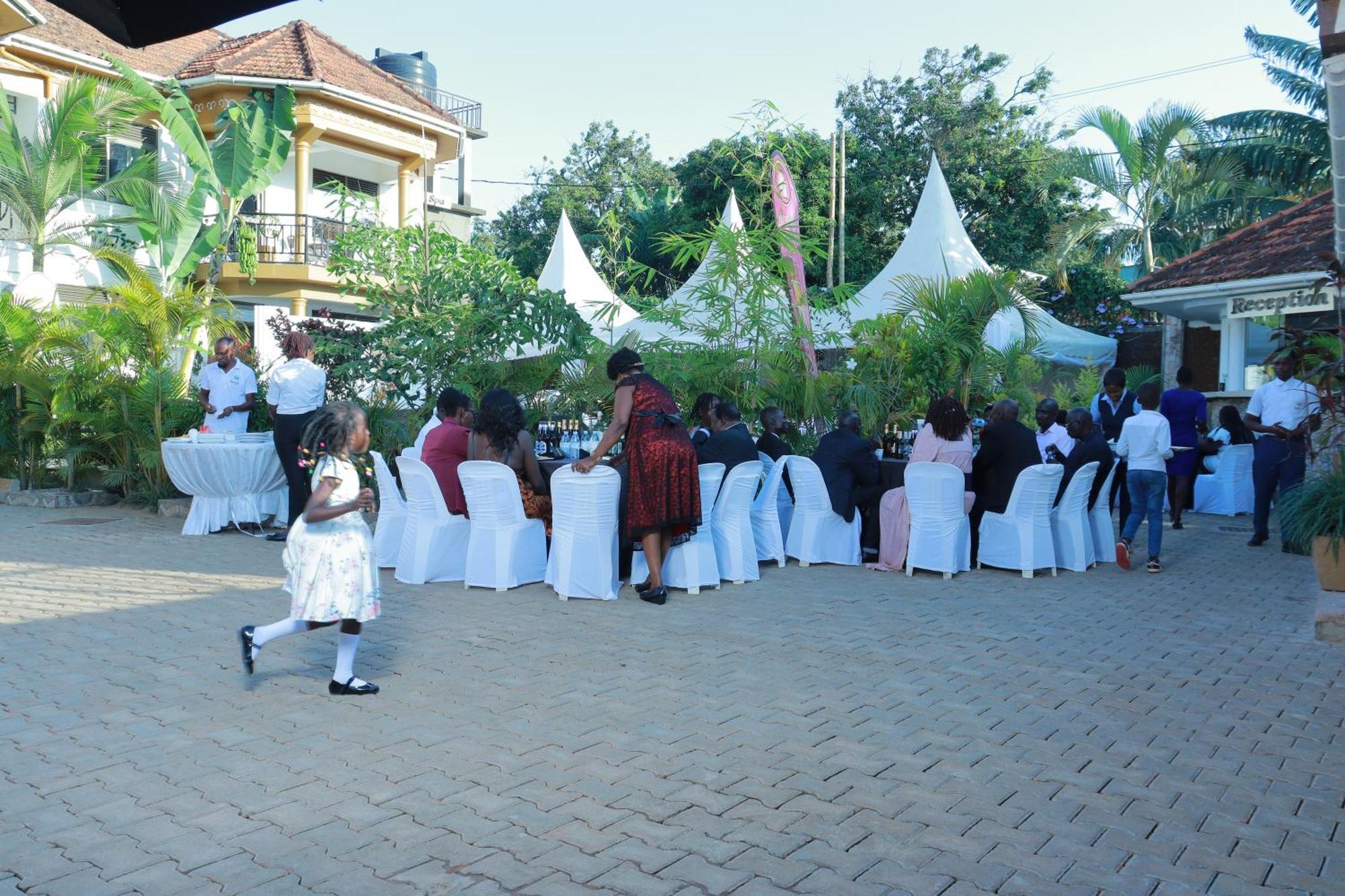 Mowicribs Hotel And Spa Entebbe Extérieur photo