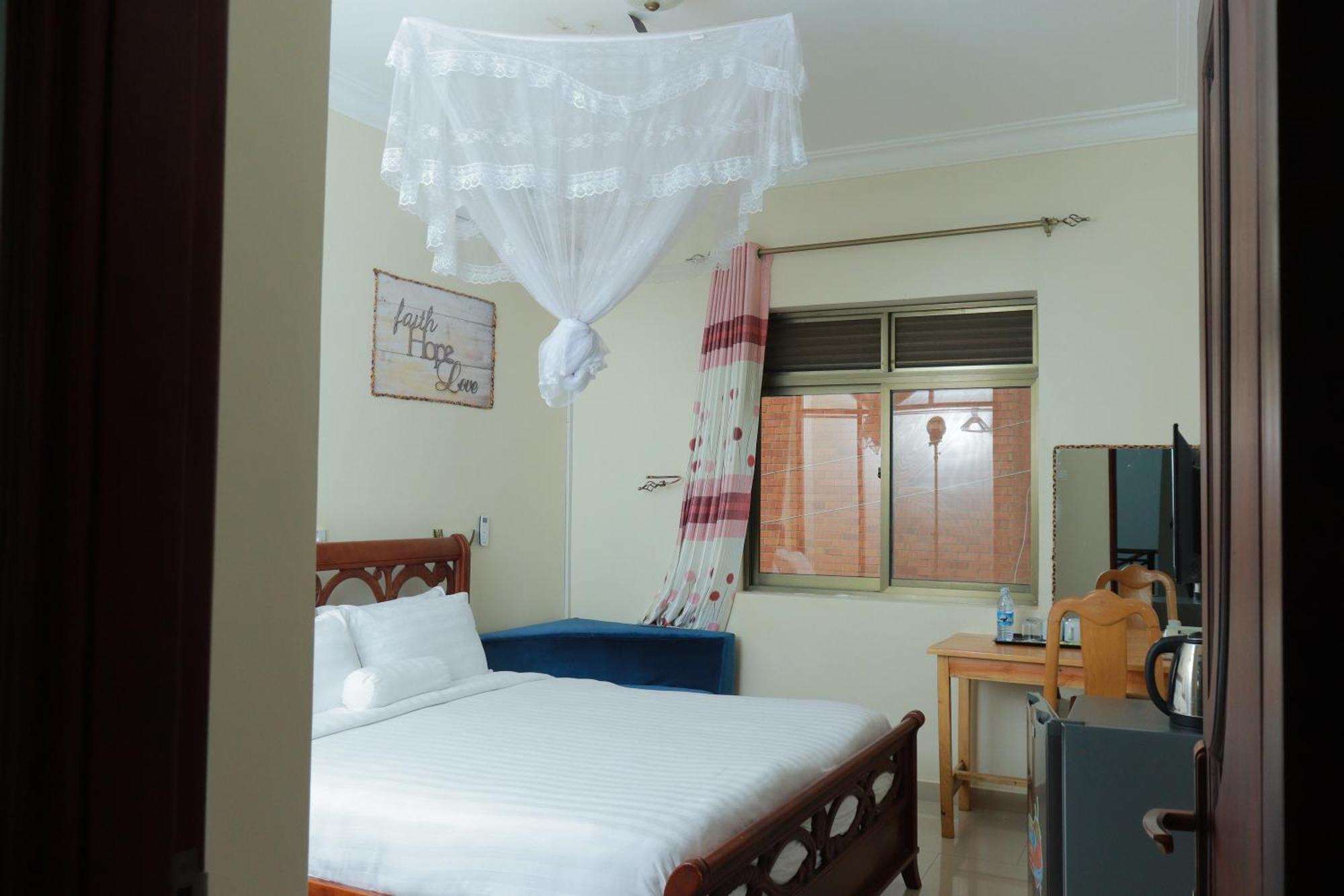 Mowicribs Hotel And Spa Entebbe Extérieur photo